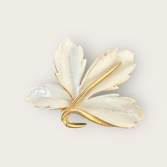 Vintage white enamel flower brooch gold tone - Picture 2 of 5